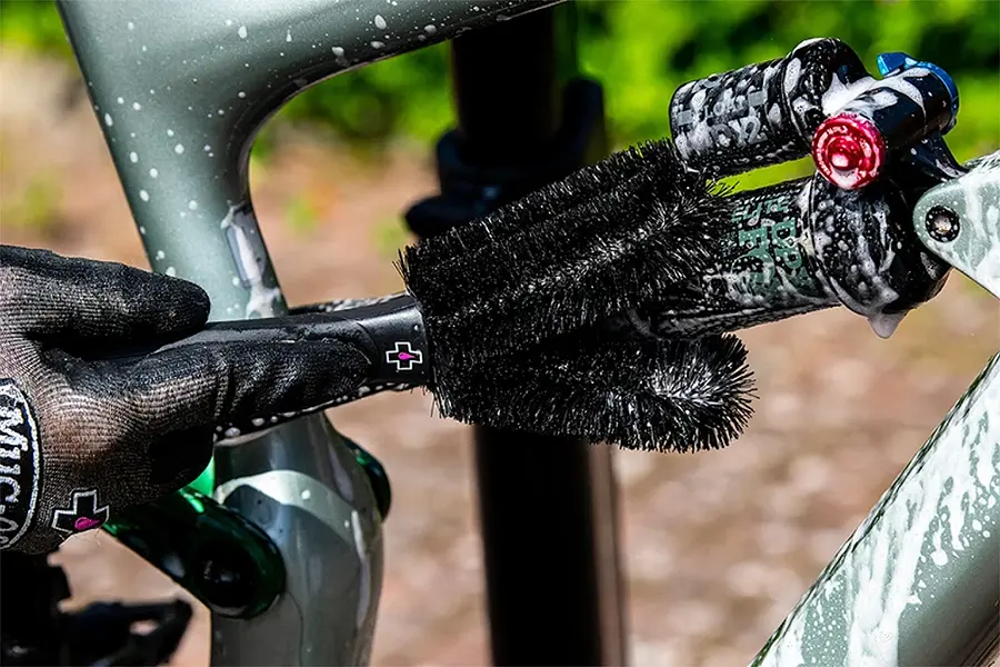 Muc-Off 2-Prong Brush – view 2